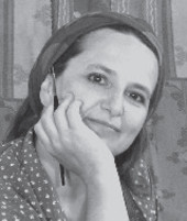 Das Portrait zeigt Annette Swoboda mit einem Pinsel in der Hand.