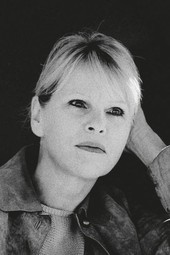 Das Portrait zeigt die Autorin Barbara Rose.