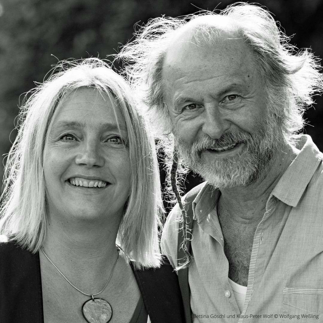 Das Foto zeigt ein schwarz-weiß Portrait von Klaus-Peter Wolf (rechts) und Bettina Göschl (links). Copyright: Wolfgang Weßling
