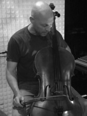 Das Foto zeigt den Musiker Sebastian Hilken.