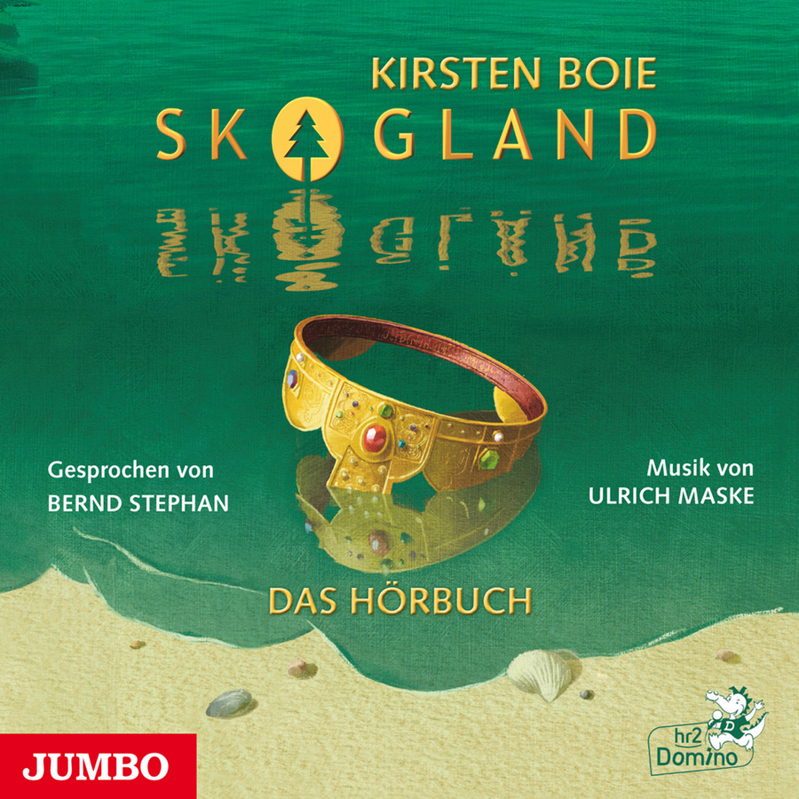 Grafisch gestaltetes Cover in Grüntönen mit einer Wasseroberfläche im oberen Bereich. Oben steht in goldener Schrift der Name „Kirsten Boie“ sowie der Titel „Skogland“, wobei das „O“ als Kreis mit einem stilisierten Baum dargestellt ist; darunter ist die spiegelverkehrte Reflexion des Wortes im Wasser zu sehen. In der Bildmitte liegt eine goldene, mit farbigen Edelsteinen besetzte Krone im flachen Wasser am Ufer, die Krone spiegelt sich im Wasser. Links steht „Gesprochen von Bernd Stephan“, rechts „Musik von Ulrich Maske“. Im unteren Bereich ist ein sandfarbener Uferstreifen mit kleinen Steinen und einer Muschel dargestellt. Darunter steht „Das Hörbuch“.