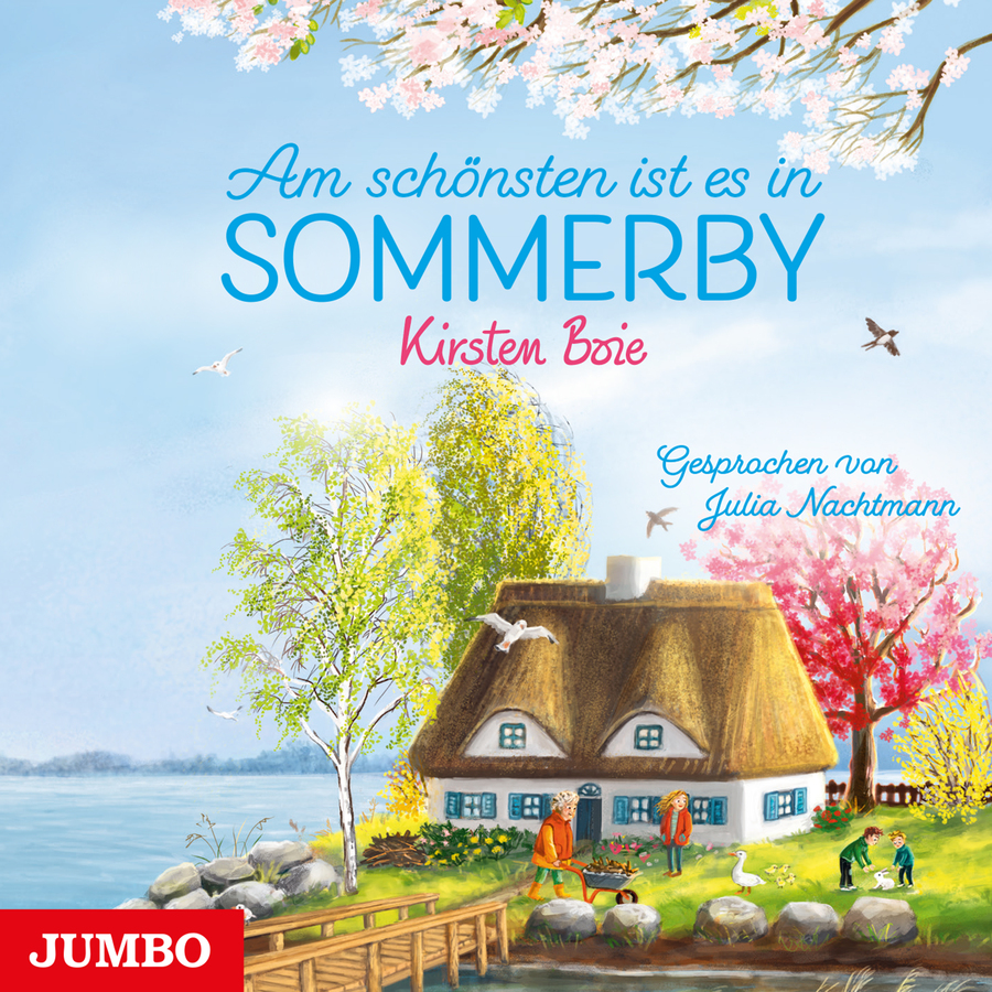 Illustriertes Cover mit einer Landschaft am Wasser unter hellem, blauem Himmel. Oben steht in blauer und türkisfarbener Schrift der Titel „Am schönsten ist es in Sommerby“, darunter in pinker Schrift der Name „Kirsten Boie“, rechts „Gesprochen von Julia Nachtmann“. Im unteren Bildbereich steht ein Haus mit Reetdach auf einer Wiese direkt am Wasser, umgeben von Bäumen mit grünen und rosafarbenen Blüten. Vor dem Haus sind mehrere Figuren zu sehen: eine Person schiebt eine Schubkarre, eine weitere steht in der Nähe des Hauses, und rechts spielen zwei Kinder auf der Wiese. Ein Holzsteg führt vom Vordergrund zum Haus, am Ufer liegen Steine, und auf der Wiese steht eine Gans. Mehrere Vögel fliegen am Himmel.