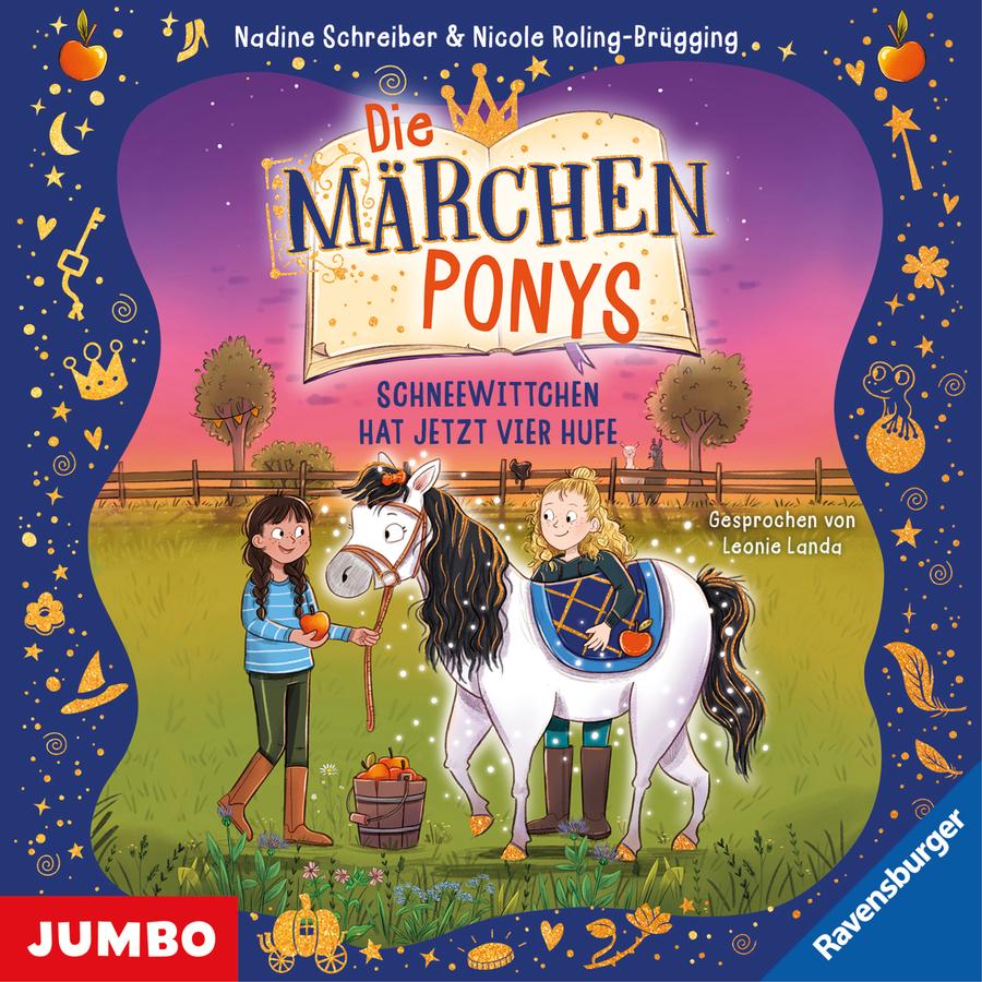 „Die Märchenponys – Schneewittchen hat jetzt vier Hufe“ von Nadine Schreiber und Nicole Roling-Brügging: Illustriertes Cover mit einer Märchenszene auf einer Wiese bei Sonnenuntergang. In der Mitte steht ein weißes Pony mit schwarzer Mähne und Schweif. Hinter dem Pony steht ein blondes Mädchen mit hochgesteckten Haaren, dunklem Oberteil und Reitstiefeln. Neben dem Pony steht ein dunkelhaariges Mädchen mit Zöpfen, gestreiftem Oberteil und braunen Stiefeln und hält dem Pony einen roten Apfel hin. Vor ihnen steht ein Eimer voller Äpfel. Um das Pony herum glitzern kleine Lichtpunkte. Über der Szene schwebt ein geöffnetes Buch mit dem Reihentitel „Die Märchenponys“, darunter der Titel „Schneewittchen hat jetzt vier Hufe“. Das Bild wird von einem dunkelblauen Rahmen mit goldenen Märchensymbolen wie Kronen, Schlüsseln, Zauberstäben, Kürbiskutsche, Frosch und Sternen umgeben. Rechts steht „Gesprochen von Leonie Landa“. Unten links das Logo „JUMBO“, unten rechts „Ravensburger“.