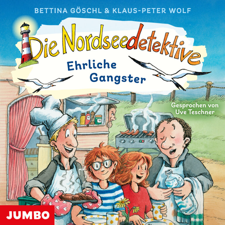 „Die Nordseedetektive – Ehrliche Gangster“ von Bettina Göschl und Klaus-Peter Wolf: Illustriertes Cover mit einer Szene an einem Imbissstand am Meer; im Hintergrund Strand, Zaun und Möwen sowie ein Leuchtturm als Teil des Reihenlogos. Im Vordergrund stehen zwei Kinder mit roten Haaren zwischen zwei Erwachsenen: links ein Mann mit Kochmütze und Grillhandschuhen, der gegrillte Würstchen hält, rechts ein Mann, der aus einer Flasche Getränke in Becher einschenkt; hinter ihnen steht ein Grill mit Würstchen. Rechts steht „Gesprochen von Uve Teschner“, unten links das Logo „JUMBO“.